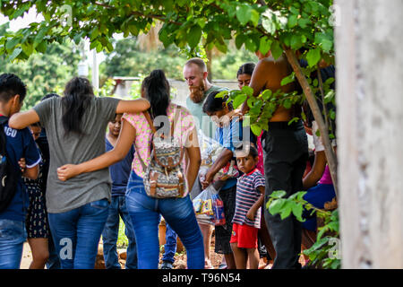 Missione cristiana di team di fornire aiuti alla famiglia in Guatemala Foto Stock