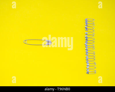 Un sacco di spine di sicurezza facendo una barriera di difendersi dalla maggior sicurezza pin. Concetto di guerra Foto Stock