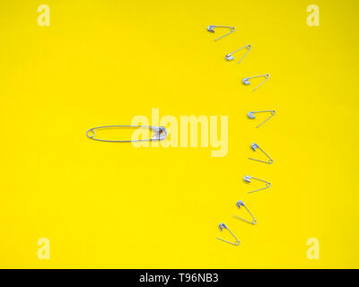 Un sacco di spine di sicurezza facendo una barriera di difendersi dalla maggior sicurezza pin. Concetto di guerra Foto Stock