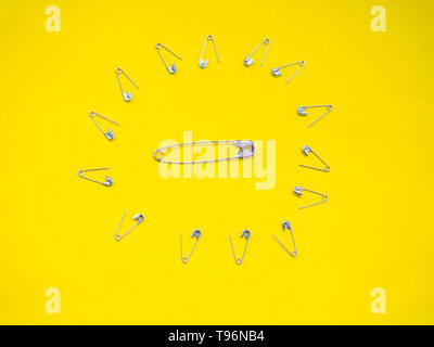 Un sacco di spine di sicurezza facendo una barriera di difendersi dalla maggior sicurezza pin. Concetto di guerra Foto Stock