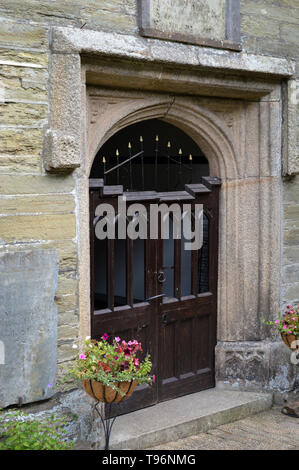 La Chiesa antica porta, St. Edmunds è la Chiesa, Kingsbridge, Devon, Inghilterra Foto Stock