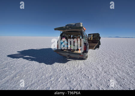 La guida attraverso le infinite piatta sul vasto saline del Salar de Uyuni, Bolivia Foto Stock