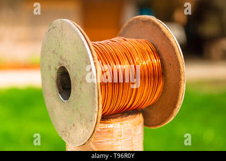 Vintage in rame filo su una bobina, sulla sommità di un altro metallo coil - close up. Foto Stock