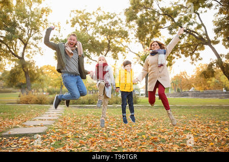 Famiglia divertimento in autunno park Foto Stock