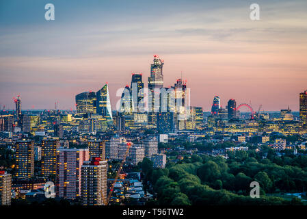 La Skyline di Londra al tramonto Foto Stock