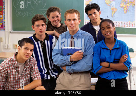 Istruttore e i suoi alunni di una scuola con posa per un ritratto Foto Stock