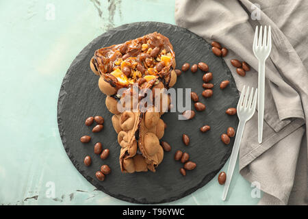 Deliziosi dolci della bolla waffle sulla piastra di ardesia Foto Stock