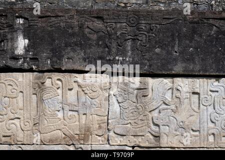 Intagliato pannelli in rilievo sulle pareti del Sud Ballcourt al pre-Colombiano complesso archeologico di El Tajin in Tajin Veracruz, Messico. El Tajín fiorita da 600 a 1200 CE e durante questo tempo numerosi templi, palazzi, ballcourts, e le piramidi sono state costruite dai Totonac persone ed è uno dei più grandi e importanti città dell'epoca classica della Mesoamerica. Foto Stock