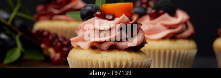 Panoramica delle tortine con crema di latte e frutta e bacche Foto Stock