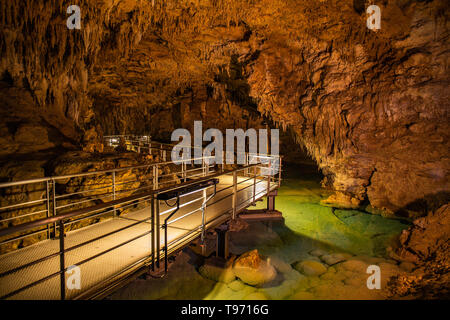 Gyokusendo grotta stalattitica nell'isola di Okinawa, in Giappone. La grotta è stata formata circa 300.000 anni fa e ha 5000 metro lungo Foto Stock