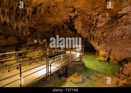 Gyokusendo grotta stalattitica nell'isola di Okinawa, in Giappone. La grotta è stata formata circa 300.000 anni fa e ha 5000 metro lungo Foto Stock