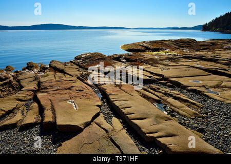 Una spiaggia rocciosa linea su un luminoso giorno sull'Isola di Vancouver British Columbia Canada Foto Stock