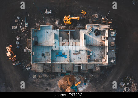 Antenna birds eye immagine del telaio di una casa costruita su un sito in costruzione al tramonto - pavimenti in legno e le pareti sono visibili Foto Stock