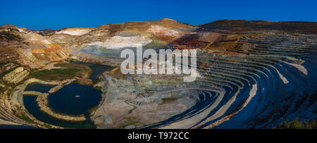 Aria aperta bentonite mining. Isola di Milos. La Grecia Foto Stock