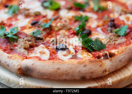 Pizza con carne e puttanesca, close-up Foto Stock