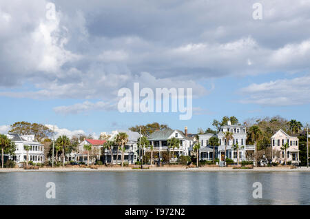 Abitazioni storiche sul lago coloniale a Charleston, Carolina del Sud Foto Stock