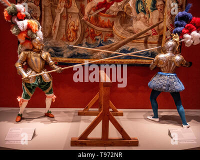 A piume medievale piumati blindata cavalieri di lotta a un piede di torneo in una mostra presso l'Art Institute of Chicago. Lo scopo del piede del torneo è stato di un personaggio impetuoso mentre la rottura attutito pikes oltre l'avversario della spalla sinistra mentre gli avversari erano separati da una barriera. Foto Stock