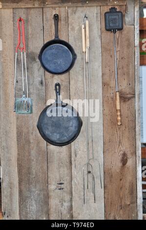 Appendere le pentole, hot dog forche, grigliate di tostiera, per 'glamping' (glamour del camping) esperienza presso Campbell Farm, Fort Hill, in Pennsylvania, STATI UNITI D'AMERICA Foto Stock