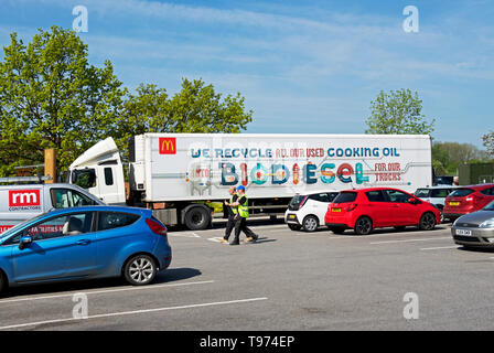 Autocarro con marchio offrendo prodotti alimentari ad un ramo di McDonalds, England Regno Unito Foto Stock