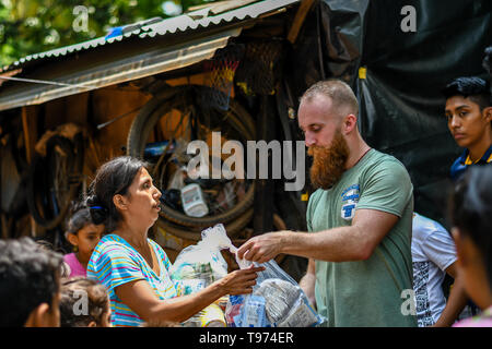 Missione cristiana di team di fornire aiuti alla famiglia in Guatemala Foto Stock