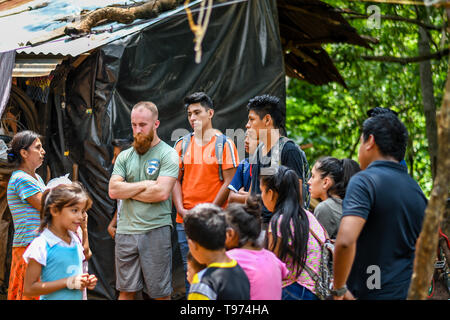 Missione cristiana di team di fornire aiuti alla famiglia in Guatemala Foto Stock