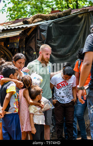 Missione cristiana di team di fornire aiuti alla famiglia in Guatemala Foto Stock