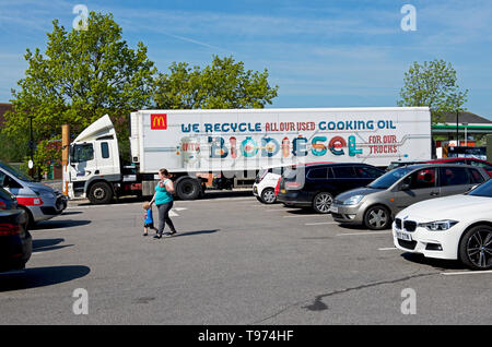 Autocarro con marchio offrendo prodotti alimentari ad un ramo di McDonalds, England Regno Unito Foto Stock