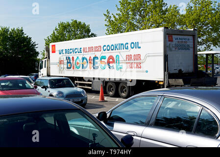 Autocarro con marchio offrendo prodotti alimentari ad un ramo di McDonalds, England Regno Unito Foto Stock