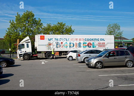 Autocarro con marchio offrendo prodotti alimentari ad un ramo di McDonalds, England Regno Unito Foto Stock