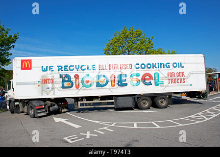 Autocarro con marchio offrendo prodotti alimentari ad un ramo di McDonalds, England Regno Unito Foto Stock