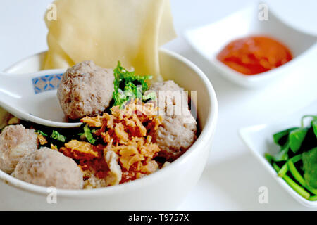 Cibo indonesiano palla di carne di manzo zuppe sfera Baso Bakso Mie Ayam noodle al pollo Foto Stock