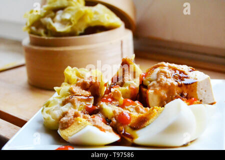 Somay Siomay Siew Mai Shumai cibo tradizionale cinese Indonesia Cantonese Foto Stock