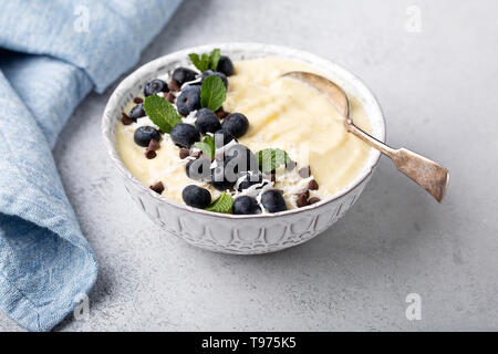 Banana ananas frullato tropicale ciotola Foto Stock