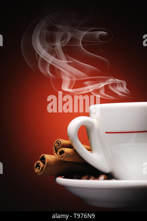 Caffè fumante, bastoncini di cannella e i chicchi di caffè. Foto Stock