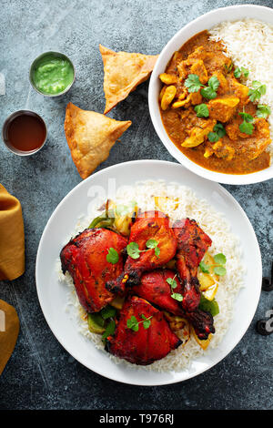 Il cibo indiano sul tavolo Foto Stock