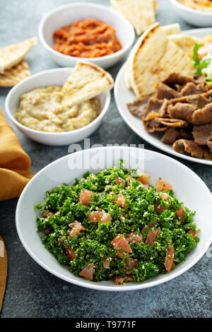 Prezzemolo tabulé con pomodoro e cous cous Foto Stock