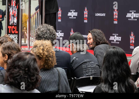 Keanu Reeves. Un attore Handprints e impronte cementato su Hollywood Boulevard. Teatro Cinese Evento, Hollywood, California, 14 maggio 2019 Foto Stock