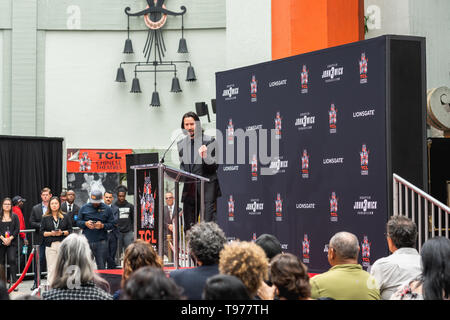 Keanu Reeves. Un attore Handprints e impronte cementato su Hollywood Boulevard. Teatro Cinese Evento, Hollywood, California, 14 maggio 2019 Foto Stock