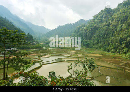 Paesaggio di montagna del nord del Vietnam. Bellissima vista sul Ha Giang loop sul nord del Vietnam. Viaggio in moto Foto Stock