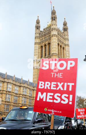 Arrestare il pasticcio Brexit SODEM azione targhetta poster fuori le case del Parlamento nella City of Westminster Londra Inghilterra KATHY DEWITT Foto Stock