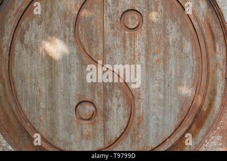 Yin-yang simbolo splendidamente scolpito su legno porta a spiovente Foto Stock