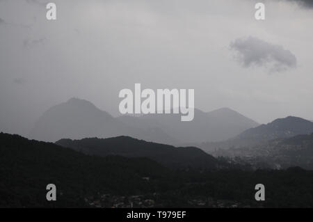 Una meravigliosa vista dal villaggio Bigorio oltre la regione di Lugano (Val Capriasca) durante una tempesta nella tarda estate, Ticino, Svizzera Foto Stock