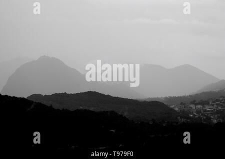 Una meravigliosa vista dal villaggio Bigorio oltre la regione di Lugano (Val Capriasca) durante una tempesta nella tarda estate, Ticino, Svizzera Foto Stock