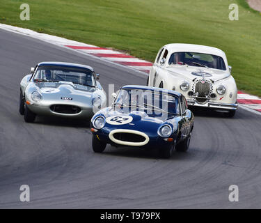 Sam Thomas, Michael Lyons, Jaguar E-Type, Jaguar Classic Challenge, pre-66 Jaguar Cars, Donington storica festa, maggio 2019, motor racing, motore spo Foto Stock