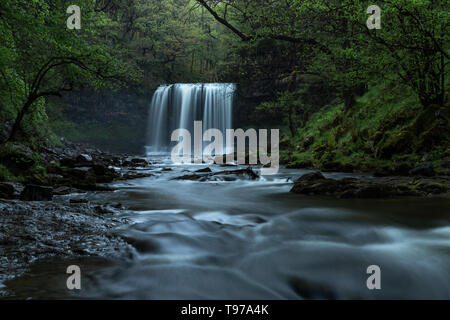 Sgwd yr Eira - il famoso cade dietro il quale si può camminare, le acque del Afon Hepste immergersi oltre un disco band di arenaria la cui sporgenza protegge Foto Stock