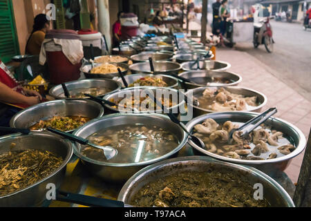 Luang Prabang street cibo al mattino del mercato di strada nel centro di Luang Prabang city, Laos. Foto Stock