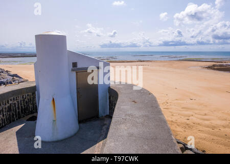 La Normandia, Francia - 25 agosto 2018: Carteret harbour con la bassa marea. Barneville-Carteret Normandia Francia Foto Stock