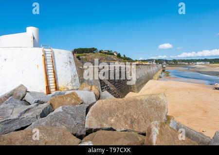 La Normandia, Francia - 25 agosto 2018: Carteret porto con le barche a bassa marea. Barneville-Carteret, Normandia, Francia Foto Stock