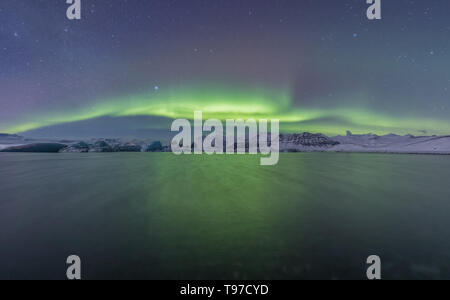 Aurora Boreale su laguna di Jokulsarlon in Islanda Foto Stock