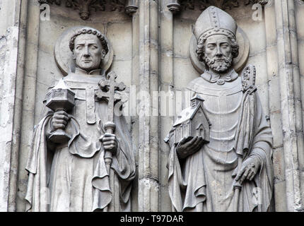 Facciate ornate con figure a Onze-Lieve-Vrouwekathedraal, Grote Markt, nel centro storico di Anversa, nelle Fiandre, in Belgio, Europa Foto Stock